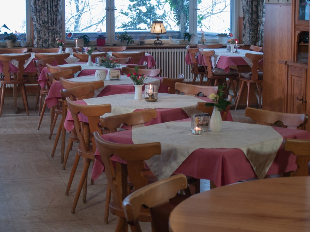 Gedeckte Tische am Fenster in der Gaststube