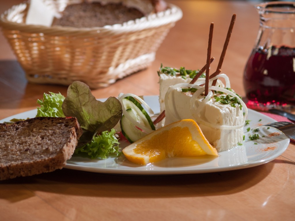 Käseteller mit Brot und Salat