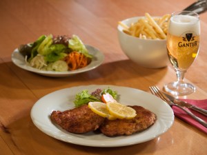 Schnitzel mit Pommes frites, Salat und Bier
