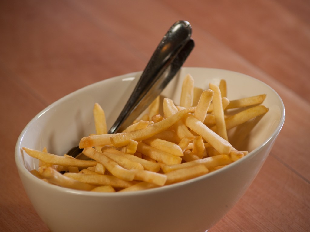 Pommes frites in einer Schale