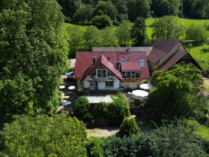 Das Gasthaus Schönberghof am Waldrand, Luftaufnahme von vorn