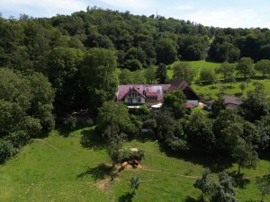 Der Schönberghof zwischen Wiese und Wald, Luftaufnahme