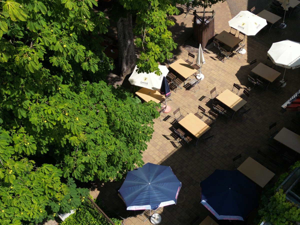 Der Biergarten des Schönberghofs unter den Kastanien, von oben fotografiert