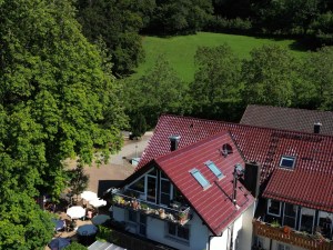 Der Schönberghof mit Biergarten und Kastanien, Luftaufnahme