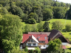 Der Schönberghof in der Waldlichtung, Luftaufnahme