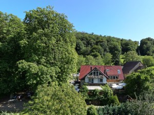 Der Schönberghof im Wald am Schönberg, Luftaufnahme