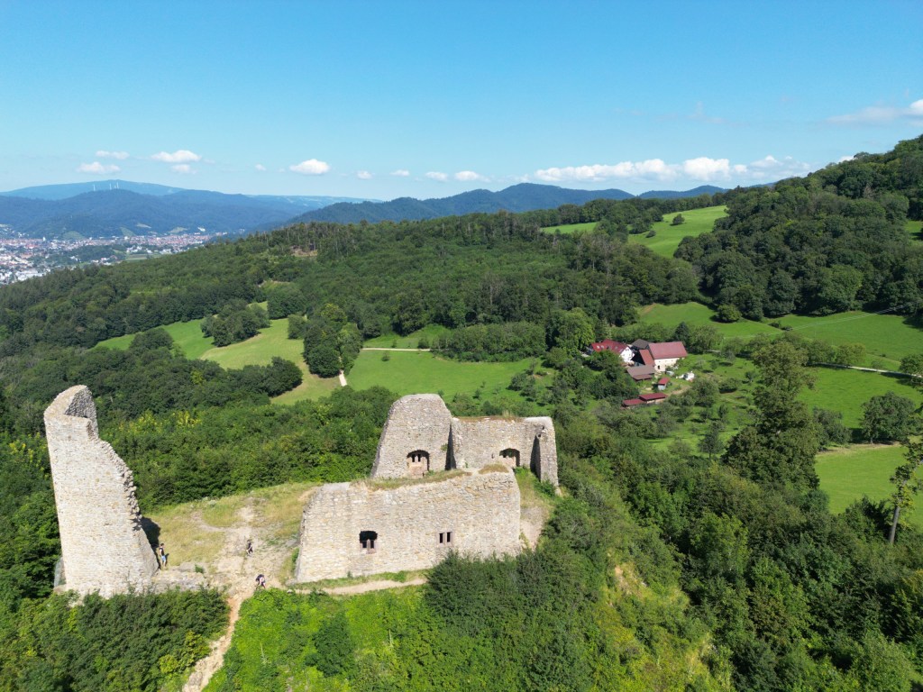 Die Ruine Schneeburg, dahinter der Schönberghof, links Freiburg und der Schwarzwald