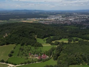 Blick vom Schönberg über den Wald hinunter nach Freiburg und in die Rheinebene, unten der Schönberghof
